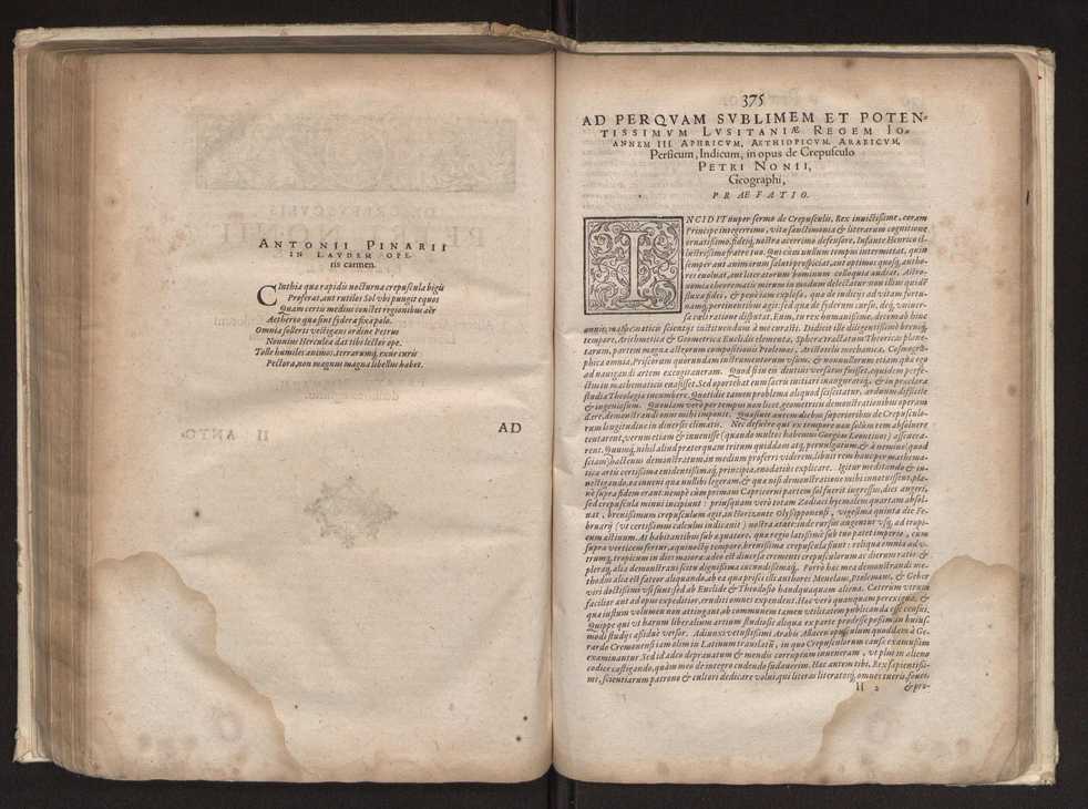 Petri Nonii Salaciensis opera: quae complectuntur primum, duos libros, in quorum priore tractantur pulcherrima problemata: in altero traduntur ex mathematicis disciplinis regul & instrumenta artis navigandi, quibus varia rerum astronomicarum book.html fico.html listagens wwwbook1~ circa coelestium corporum motus explorare possumus. Deinde, annotationes in Aristotelis problema mechanicum de motu navigii ex remis: item in Georgii Pvrbachii planetarum theoricas annotationes, quibus multa hactenus perperam intellecta, ab allisq[ue] praeterita exponuntur. Eiusdem, de erratis Orontii Finoei liber unus. Postremo, de crepusculis lib. I. cum libello allacen de causis crepusculorum. Quae quemadmodum mole exigua videntur, ita virtute ingentia, lector candide, intelliges 195