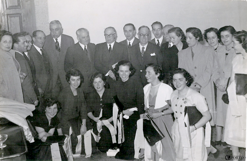 Estudantes e Professores do Curso de Ciências Biológicas da Faculdade de Ciências durante a Queima das Fitas de 1952. Maria Otilde Barbosa Pereira da Costa aparece em cima, a terceira a contar da direita. _Coleção: Arquivo da Reitoria da Universidade do Porto